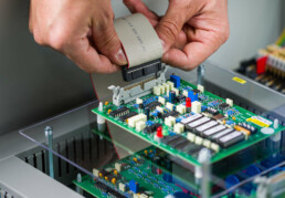 Assemblaggio elettromeccanico scheda - Cablotech